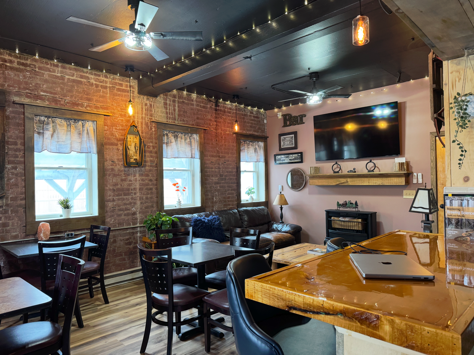 Fox Hill Lounge